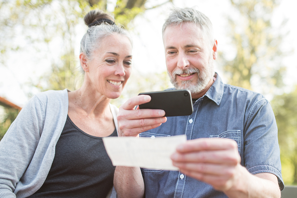 senior coupl e making mobile deposit